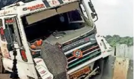 भरधाव ट्रकचे स्टिअरिंग जाम झाल्याने उड्डाणपुलाजवळ ट्रक दुभाजकावर आदळला