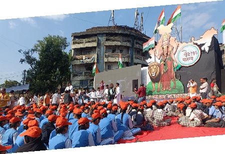 वंदे मातरम् या गीताला १५० वर्षे पूर्ण झाली ,५००० विद्यार्थ्यांनी वंदे मातरम्  सामूहिक गायन सादर केले