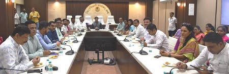 ठाणे जिल्हाधिकारी कार्यालयाकडून माणुसकीची दिवाळी पूरग्रस्तांच्या मदतीसाठी क्यू आर कोड द्वारे अधिकारी-कर्मचाऱ्यांनी केले स्वेच्छा निधी संकलन