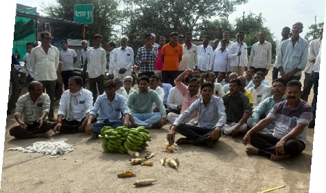 बेटावद बुद्रुक येथे शांततेत रस्ता रोको,शेतकऱ्यांनी केलेल्या रास्ता रोकोला बहुसंख शेतकरी हजर