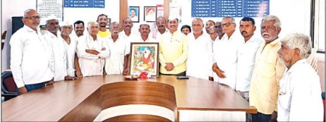 जुवार्डीत मा.पोलीस उपनिरीक्षक पी.ए. पाटील यांच्या हस्ते महर्षी वाल्मिक जयंती निमित्त प्रतिमा पूजन