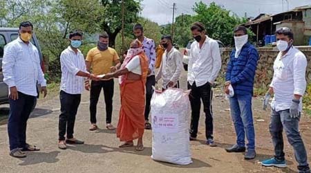 डॉ.अण्णा भाऊ साठे यांच्या जन्मशताब्दी निमित्त आमदार सुनील शेळके यांच्यातर्फे मोफत मास्क वाटप