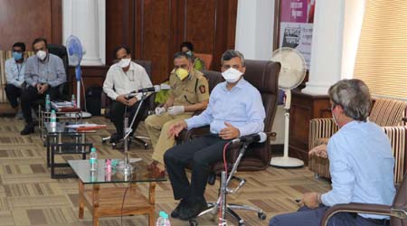 कोरोनाच्या अनुषंगाने केन्द्रीय पथकाने घेतला ठाणे जिल्ह्याचा आढावा : प्रतिबंधित क्षेत्रात लॉकडाऊनची कडक अंमलबजावणी करा - ज्येष्ठ नागरिकांची विशेष काळजी घ्या