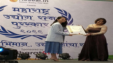 नवी मुंबईतील डॉ. शिरीन इनामदार यांना-अभिनेत्री सोनाली कुलकर्णी यांच्या हस्ते "महाराष्ट्र उद्योग रत्न पुरस्कार" प्रदान