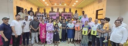 डोंबिवली एसीपी विभागातील गहाळ मोबाईल शोधून पोलीसांनी सन्मानाने नागरिकांना केले परत , मोबाईल धारकांच्या चेहऱ्यावर उमटले हास्य : डोंबिवलीत लेवा भवन हॉल मध्ये मोबाईल वाटप कार्यक्रम संपन्न