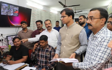 अतिवृष्टीच्या पार्श्वभूमीवर जिल्हाधिकारी डॉ.श्रीकृष्ण पांचाळ यांनी केली ठाणे महानगरपालिकेच्या आपत्ती व्यवस्थापन कक्षाची पाहणी