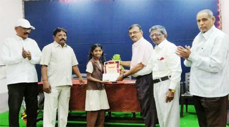 रिक्षात विसरलेली महिला प्रवाशाची बॅग मुंबई ट्रॅफिक पोलीस राहुल जाधव यांच्या तत्परतेमुळे प्रवाशास मिळाली परत