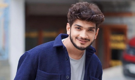 मुंबईतील एका हुक्का पार्लरवर पोलिसांची छापेमारी, मुनव्वर फारुकीसह १४ जणांना घेतलेलं ताब्यात, अभिनेत्याची पोस्ट चर्चेत