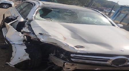 भरधाव वेगाने धावणाऱ्या कारने दुचाकीला उडविल्याने दोन युवक जागीच ठार झाले .