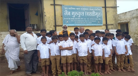 मातोश्री अंजनाबाई खापरे यांच्या पुण्यतिथी निमित्त वस्तीगृहात गणवेश वाटप