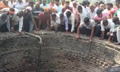 भुसावळ तालुक्यातील साकरी गावात एका माथे फिरूने दोन शाळकरी मुलींना विहिरीत ढकलले