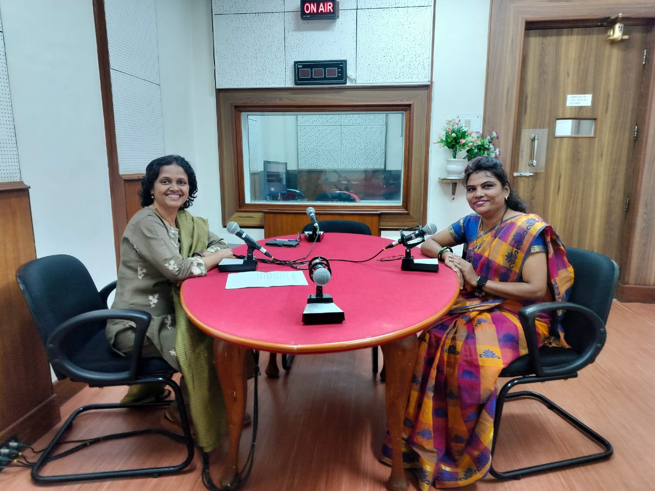 समाजसेविका सौ. सीमा राजेंद्र वखरे यांची आकाशवाणी मुंबई केंद्रावर विशेष मुलाखत