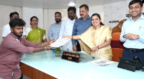 सेवानिवृत्त/मयत सफाई कामगारांच्या वारसांना महापौर हर्षाली चौधरी, उप महापौर राहुल दामले व आयुक्त अभिनव गोयल यांचे हस्ते