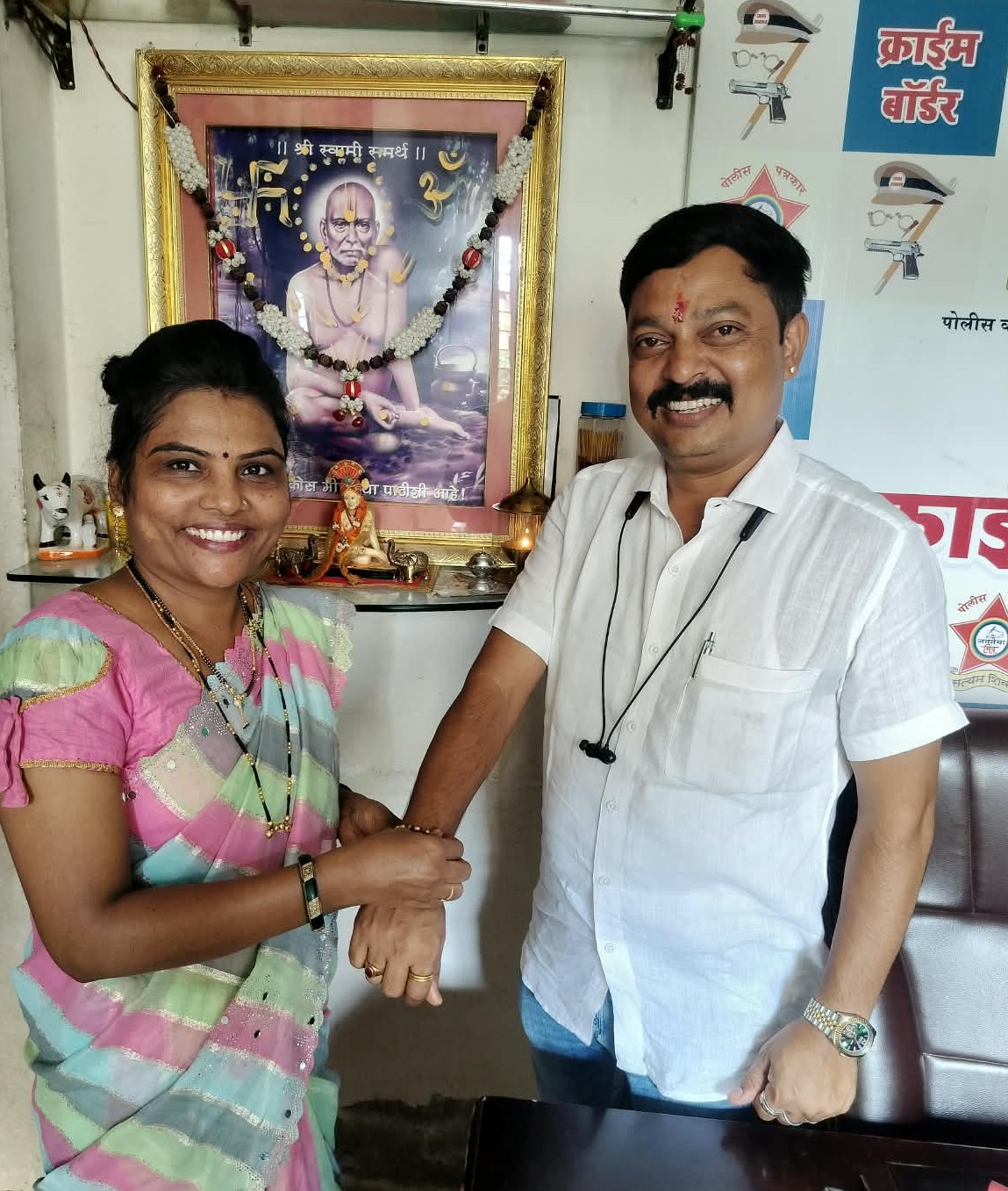 राखीच्या पवित्र बंधनातून समाजसेवेचा संकल्प; सौ. सीमा वखरे यांनी त्यांचे पोलीस बंधू श्री. निलेश पाटील यांना बांधली राखी