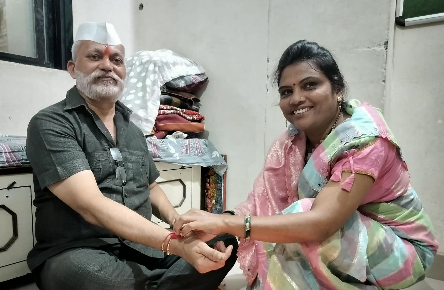 राखीच्या धाग्यातून जपला स्नेहबंध; सौ. सीमा वखरे यांनी श्री. कैलास झोडगे यांना बांधली राखी