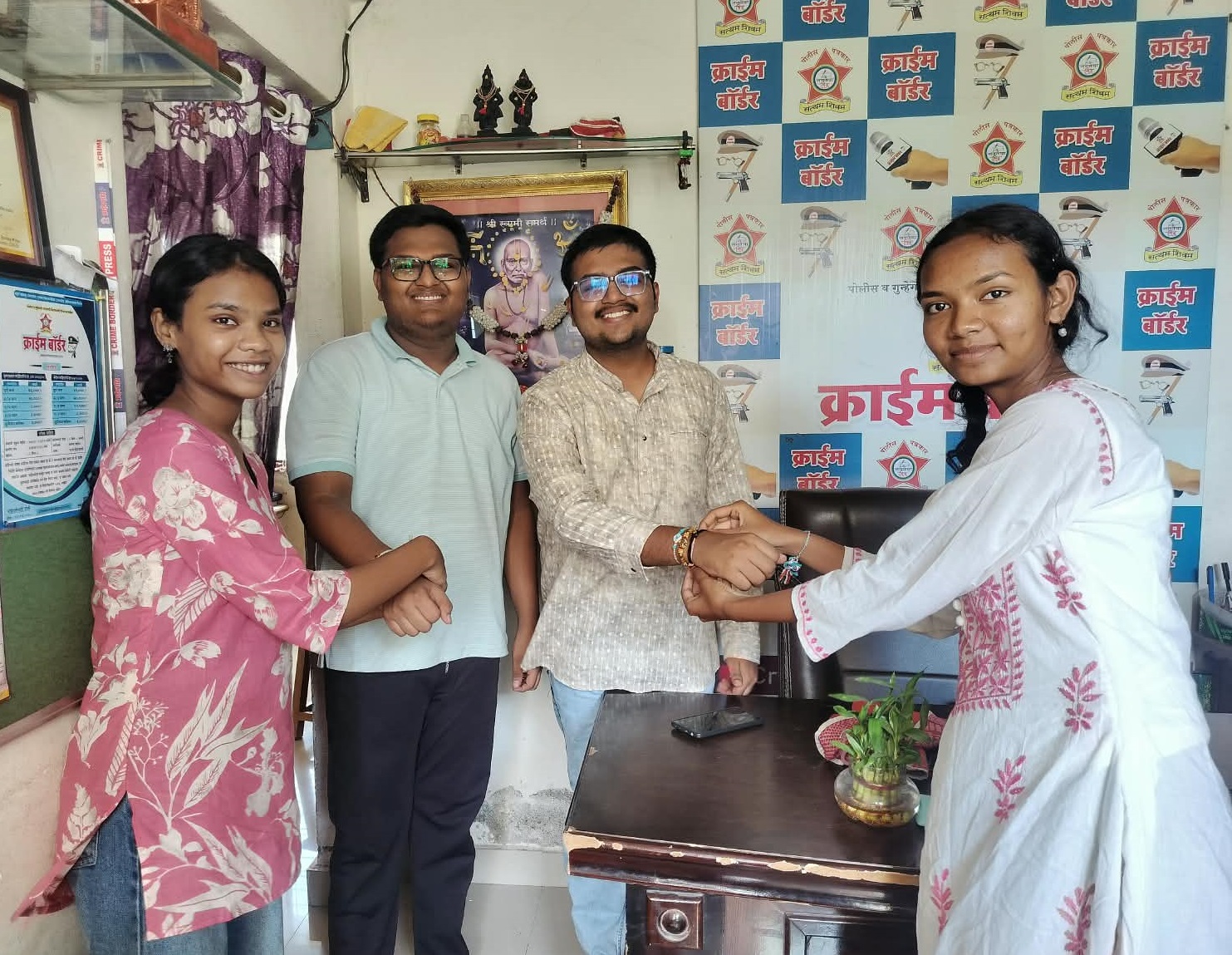 राखीच्या पवित्र धाग्याने फुलला बंधुभाव; अवनी-साक्षी भोयर यांनी शिवम व सत्यम वखरे यांना बांधली राखी