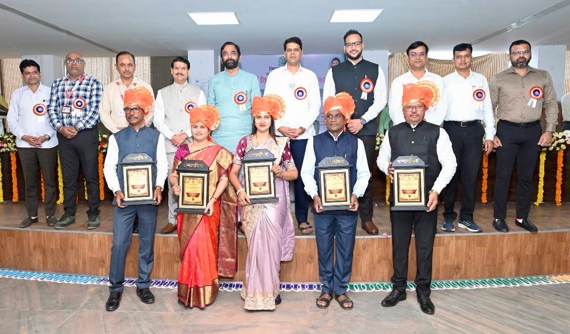 उत्कृष्ट कार्य करणाऱ्या शिक्षकांचा ‘जिल्हा आदर्श शिक्षक पुरस्कार’ देऊन गौरव