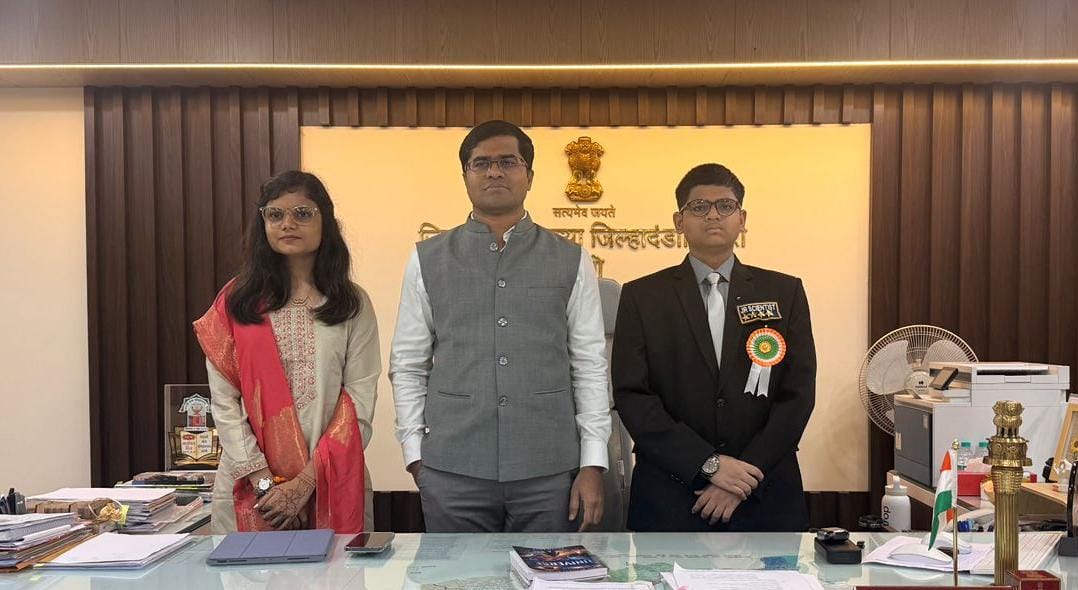 ठाणे जिल्ह्यातील चिमुरड्यांची अंतराळ संशोधनात गगनभरारी;  सोहम साळवे आणि अदिती ठक्कर या 'ज्युनिअर सायंटिस्ट'चे  जिल्हाधिकारी डॉ. श्रीकृष्ण पांचाळ यांच्याकडून कौतुक